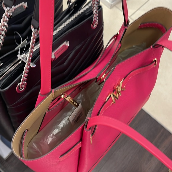 MICHAEL KORS
Reed Large Leather Belted Satchel Shoulder Handbag
Electric Pink - Picture 5 of 16